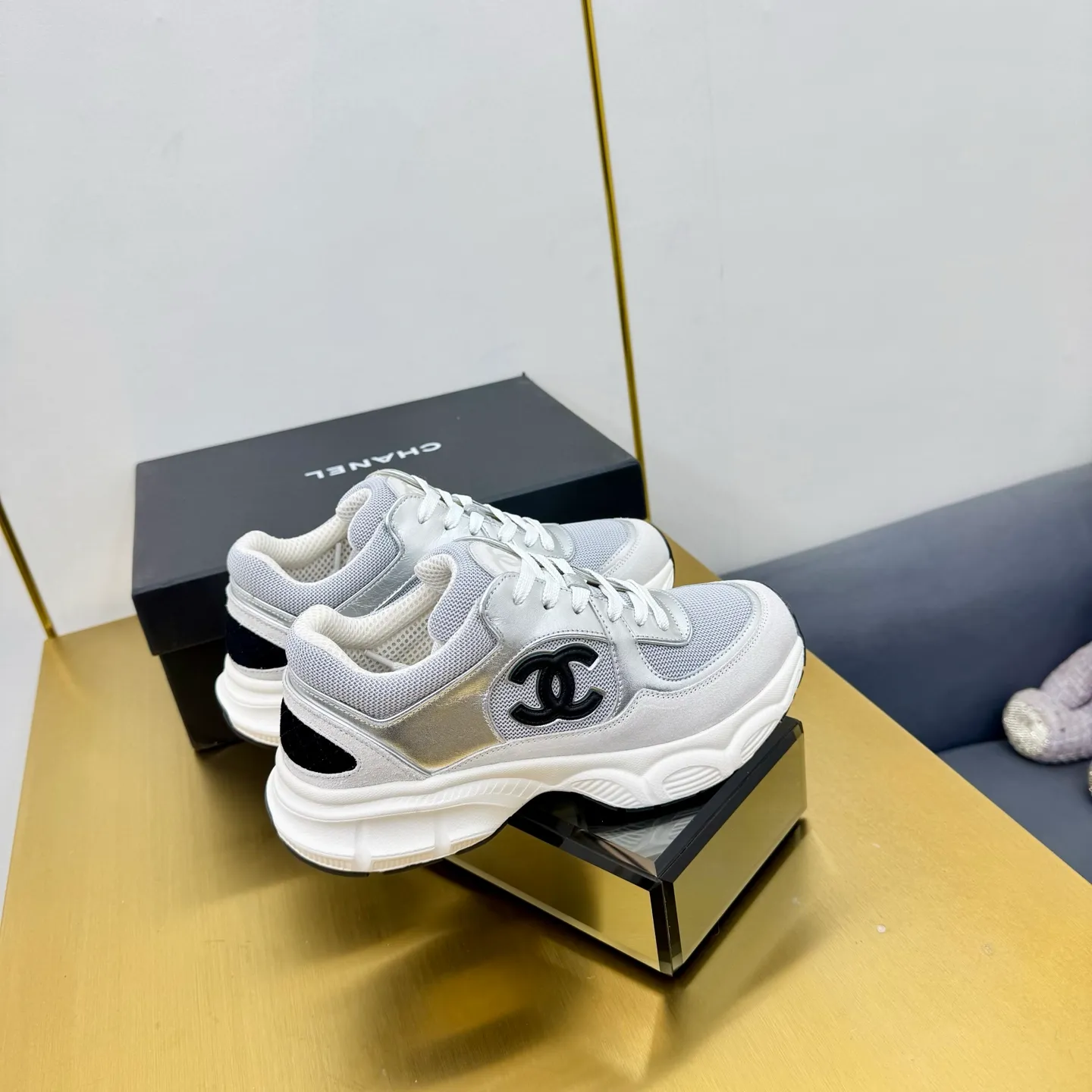 p700🐮🐮Upgraded version, upgraded version, upgraded version! No rebuttal accepted! ! ! ! Chanel Chanel dad shoes, couples' model for men and women - 2025 top casual sneakers in the counter. This classic design; the upper is electro-embroidered with various techniques; ❷The inner lining is made of: original Yangli + net ❸The outsole is based on: the original TPU combination outsole. The full set of boutique packaging for women 35–41
